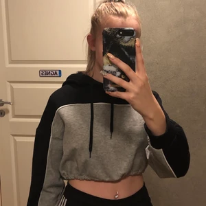 Croppad hoddie - Hej, säljer en croppad hoddie💞 strl XS men passar om man har S