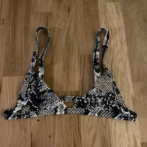 Bikiniöverdel  - Bikiniöverdel från shein i storlek 36, aldrig använd då den är för liten. Väldigt skönt material och i bra skick. Vill du ha den skickad står du för frakten.