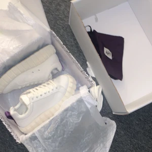 Eytys - Eytys i modellen odessa, köpt i höstas, nypris 1800kr. Använda flera gånger men fortfarnde super fint skick! Man får med dust bag men även två olika snören