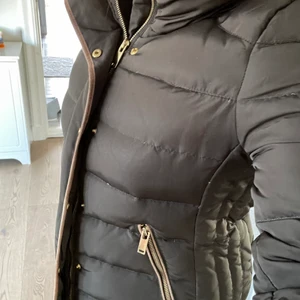 Vinterjacka från Zara  - Din jacka från Zara i väldigt bra skick. Sparsamt använd. Varm och skön. 