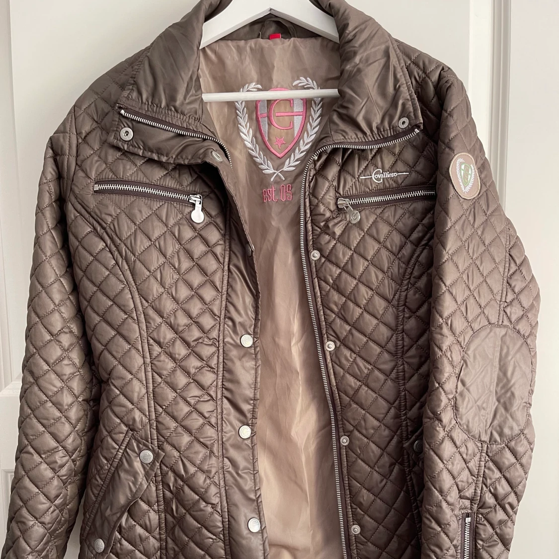 Ridjacka med mycket detaljer