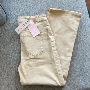 Beiga jeans  - Ankellånga jeans. Mkt stretch. 