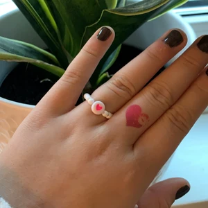 En ring  - En fin ring kan välja vilken färg du kan ha och vilken slaks hjärta