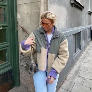 Jacka från Zara - Lånade bilder💜 storlek L men passar även S och M. Använd 2 gånger. BUDA