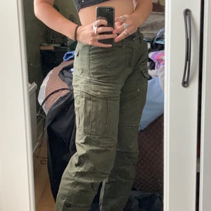 Gröna Cargobyxor - Byxor köpta på GStarRaw, har tyvärr inte använts speciellt mycket på sistone. Sitter bra i både midja och längd på mig som är 166 och brukar ha 28 i midja. Sitter i ankel-längd så om man vill ha byxorna ner till skorna bör man kanske vara va 160.