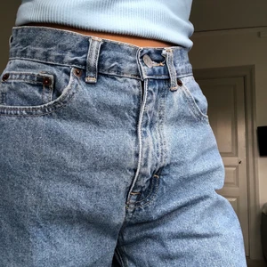 Blå pull&bear jeans - Superfina jeans från pull&bear i storlek 32, använda få gånger så i bra skick💕 säljer pga dom inte används så mycket, skriv endast om du är intresserad💕