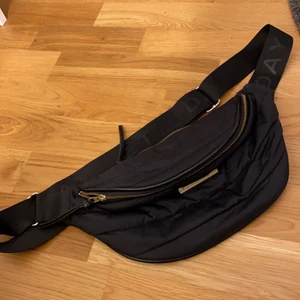 Väska - Axel / midje väska från ET day, fint skick