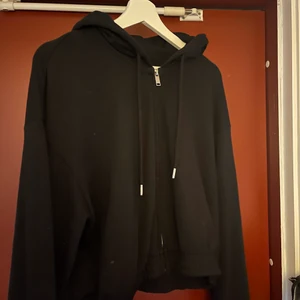 Slipper hoodie  - Croppad slipper hoodie från H&m! Använd en gång super skön och snygg!