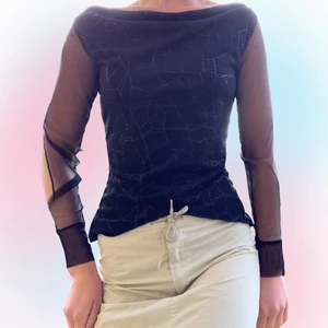 90s topp - Så cool vintage topp med transparenta ärmar, glitter och detaljer. Passar bäst en storlek XS-M beroende på önskad fit. Modell är storlek XS. Skriv om funderingar och följ oss på Instagram för att få fri frakt på första köpet 💓