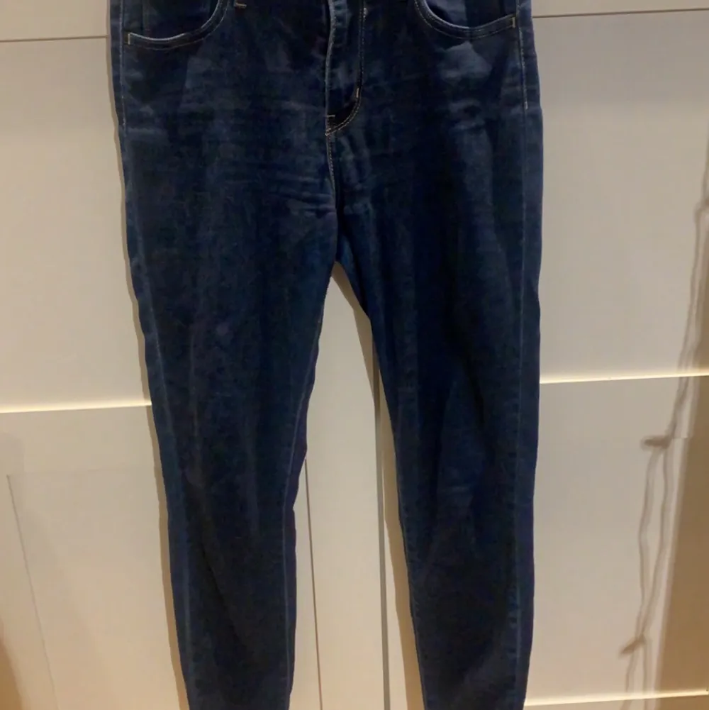 Levis jeans i storlek 26, befintligt skick. Jeans & Byxor.