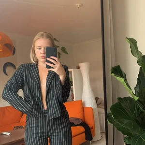 Randig kostym - Byxor och kavaj i svart med vita ränder, jättefint men har inte kommit till användning 💞 byxor i xs och kavaj i s. Jag har sytt in byxorna lite i midjan men det går lätt att sprätta upp