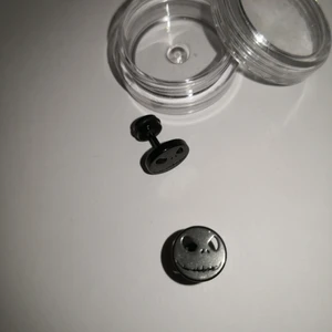 Jack Skellington örhänge - Aldrig använda. Svarta med motiv av Jack Skellington från Nightmare Before Christmas. Material: plast