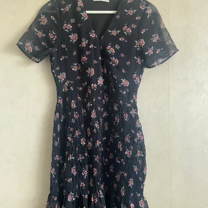 Mini klänning, stl M (passar S) - Klänningen från Pull&Bears i stl M, dock sitter väldigt tight och passar mer i stl S. Gott skick. 