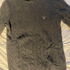 Gant kabelstickad grå - Säljer min gant tröja storlek S använd men har mycket liv kvar i sig, vid snabb affär billigare