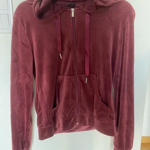 Gina tricot - Vinröd hoodie med dragkedja från Gina tricot i storlek S. Sparsamt använd!☀️ skickas mot spårbarfrakt eller hämtas i arlöv!
