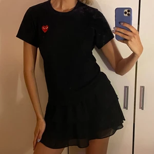 Comme des Garçons PLAY t-shirt  - Säljer en svart Comme des Garçons PLAY t-shirt som är köpt på NK för 999 kr. Storlek S, sitter som en xs-s då de är små i storlek. Använd väldigt fåtal gånger. Skriv för fler bilder! ❤️ Frakt kostar 45 ❤️