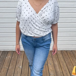 Stockh LM prickig omlott topp - Söt Stockh LM prickig omlott topp. Sitter jättefint på! Bra skick, men skrynklig på bilden. Storlek XL(passar M-L också). 