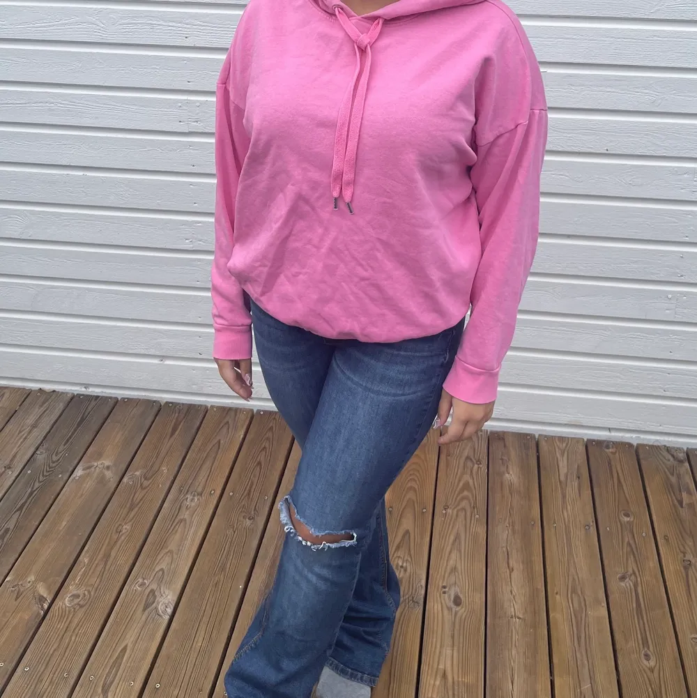 Jättefin rosa hoodie ifrån H&M! Mycket bra skick! Storlek L, (modellen är 154cm och bär S-L). Man väljer själv hur oversize man vill ha. 💕☺️. Hoodies.