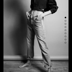 Jeans  - Ett par ljus blå lågmidjade jeans från Zara, de kommer hela vägen ner och är raka. De ska sitta tajt men valde att köpa en större storlek så de kan bara lite mer större och pösigare. De är använda ett fåtal gånger och kommer inte mer till nån användning.