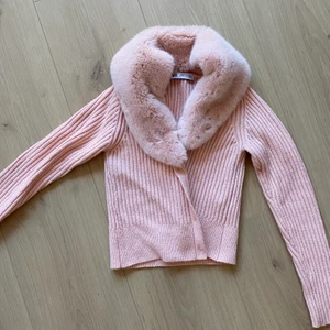 Snygg kofta  - Supersnygg kofta med pälskrage från zara. Köparen betalar frakt