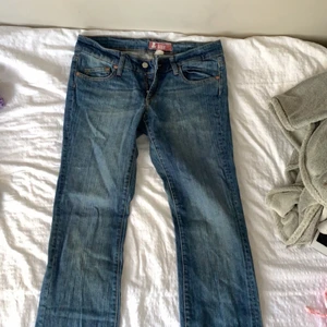 Jeans - Superfina all stars jeans från hm långt tillbaka! Skriv för fler bilder. Buda till mig privat eller köp direkt för 150