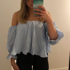 Topp, S  - Tröja från Dilvin Basic!!🦋💙 jättesöt sommartopp som har används en hel del!! Rensar ut garderoben och dags för den här tröjan att hitta ett nytt hem!