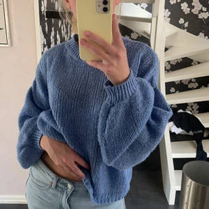 Stickad tröja ifrån nakd  - Stickad tröja, syns lite att den är använd. Säljs därför för endast 90 kronor, köpt för 299. I storlek XXS men stor i storleken. 💗 