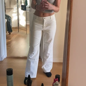 Vita byxor med rhinestones! - Så coola vita byxor med rhinestones detaljer över benen och på fickorna!