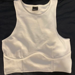 Snygg topp  - En vit snygg topp som tyvärr bara använts 1 gång, stolek M men passar mig som har S. Iprincip som ny, säljer pga att jag inte kände att det var riktigt min stil. För fler bilder/ frågor eller funderingar hör av er privat 🥰