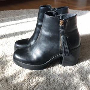 Attitude skor  - Säljer dessa supersnygga klackar som endast är använda ett  fåtal gånger. Köparen står får frakten 