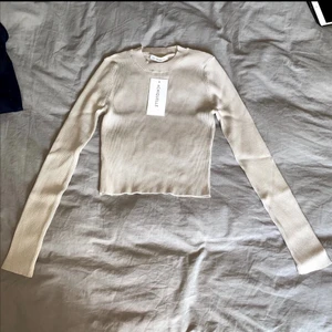 Tröja från chiquelle - Helt oanvänd tröja från Chiquelle, superfin och passar perfekt till hösten, säljer då den aldrig har kommit till användning och jag har massor med andra kläder💞Vid frågor kom privat! Prislappen kvar, frakt 66kr