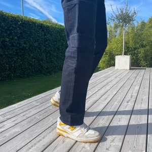 Jeans från COS - Använda max två ggr, därför som nya. Storlek 31, sitter perfekt på mig som är 1.87 cm lång och normalbyggd. Nypris 799kr, säljes för 450kr. 