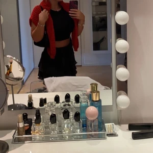 Röd stickad tröja - Röd stickad/virkad tröja. Säljer samma i grön. Från Vero Moda storlek S. Använd ca 5 gånger då jag köpte den i början av sommaren, passar mer nu till sen sommaren/ hösten💗