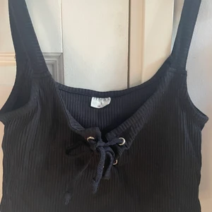 Svart linne med knyt detalj - Aldrig använd, Stl S, 30 kr + frakt <3