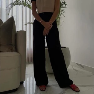 Kostymbyxor - Så sjukt sköna och as fina kostymbyxor som är nästintill oanvända, endast tvättade en gång!🌟 Köpta i våras och har tyvärr inte kommit till användning. De två första bilderna är lånade från Monkis hemsida🤍 Passar xs-m beroende på hur man vill att de ska sitta! 