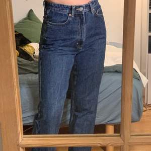Trendiga jeans från Weekday i modellen Rowe. I toppenskick, inga hål eller fläckar. Säljer pga av fel längd. Kan skickas.