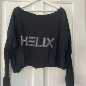Helix tröja - Endast använd 1 gång. Köpt på Liseberg i helix shoppen. Storlek: onesize. Frakt kan man välja mellan spårbar och icke spårbar.