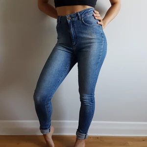 Hödmidjade jeans, W27 - Högmidjade jeans, har vikt upp dem då de annars är för långa på mig. 🙂 Hittar bara storleksangivelse för midja: Waist 27.   En av skärphällorna är trasiga (se tredje bilden), går säkert att laga om det är av intresse. 👖