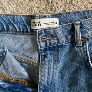 Zara full length high rise 90s - Zara jeans som är helt nya och oanvända💗 Det är 90s full length💓💓 Inte avklippta, så man kan själv anpassa dem! Väldigt långa på mig som e 172🤍 Tvättade en gång 💗 Strl 40, passar 38 och w27-28 💓 Lite små för mig, därför säljer jag 