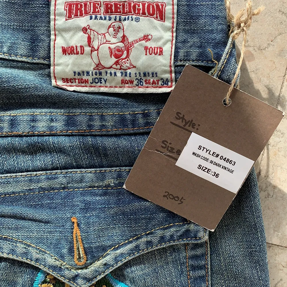 Säljer nu mina true religion jeans med prislappen kvar. Sparsamt använda, Står storlek 36 i killstorlek men passar väldigt bra med skärp på de flesta eller som lågmidjat. . Jeans & Byxor.
