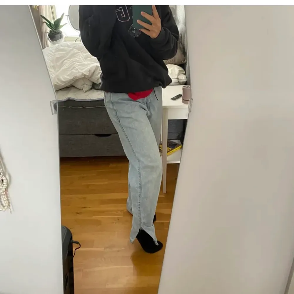 Säljer mina asballa vintage levis jeans med slits❤️. Jeans & Byxor.