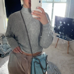 Stickad polotröja  - Jättefin grå stickad polotröja