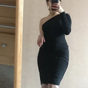 Festlig klänning - Svart enärmad klänning med ihopdragen sida