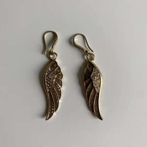 Y2k örhängen  - Jättevackra y2k örhängen med ängelvingar, fick av min mamma men känner inte att dem är min stil, fri frakt✨