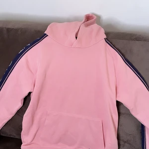 Gant - Gant hoodie använd ett antal gånger men håller sjukt bra skick. Storlek M och är stor i storleken. Det står Gant på ärmen.