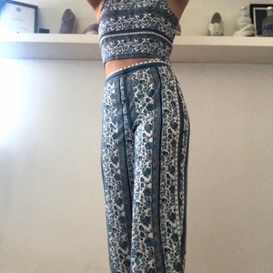 Somrigt set - Somrigt set, blå/vitt blommigt mönster. Använt fåtal gånger. Stl. 38 i både top och byxa. 