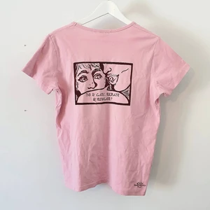 Rosa handtryckt t-shirt - Här är en pastellrosa t-shirt med handtryckta trycket "Do u care, repair and rewear?" på ryggen 💕 Storlek: L Kan mötas upp i Luleå! Köparen står annars för frakt
