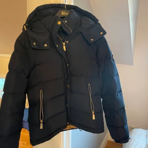 Morris jacka  - Väldigt fin dunjacka från morris. Endast använd sparsamt en säsong. Har inga tecken på det, så gott som ny🌸