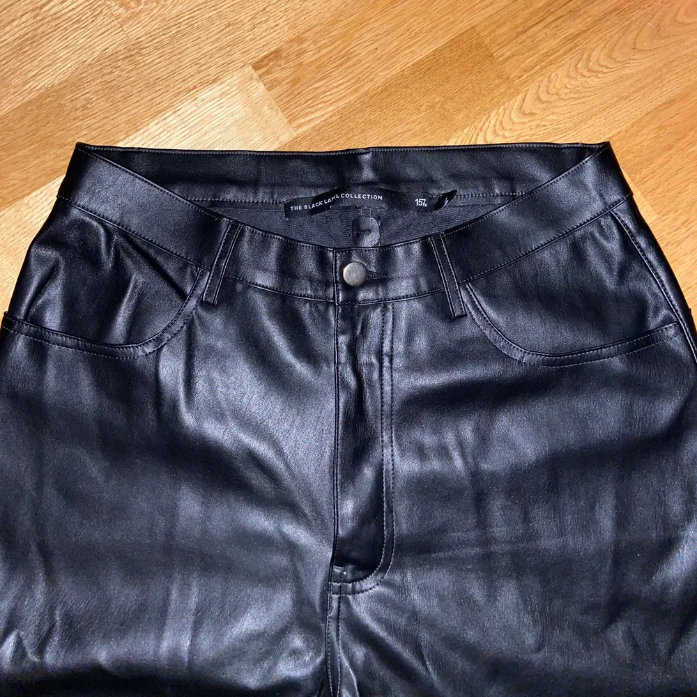 Svarta vida skinnbyxor från Lager 157 använda 1 gång. Jeans & Byxor.
