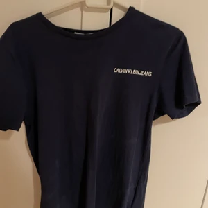 Säljtråd - Säljer mina fina t-shirts från calvin klein samt Levis.80  kr styck eller båda för 100💖💖 